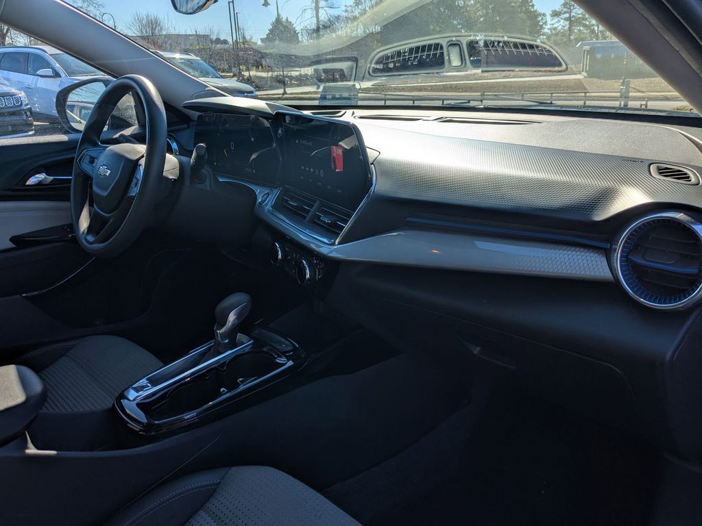 Thumbnail: 2024 Chevrolet Trax - 33