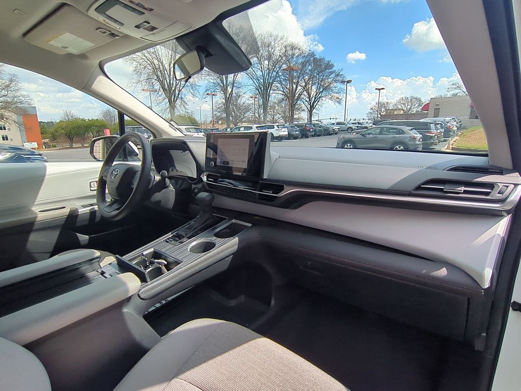 Thumbnail: 2025 Toyota Sienna - 33