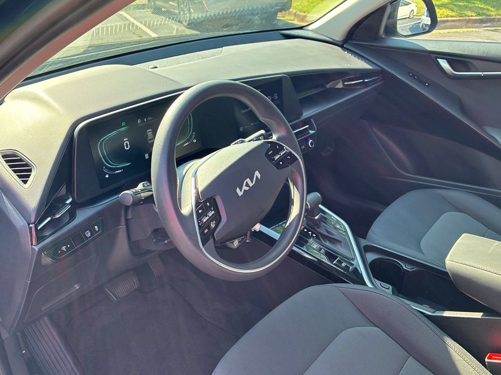 Thumbnail: 2025 Kia Niro - 15