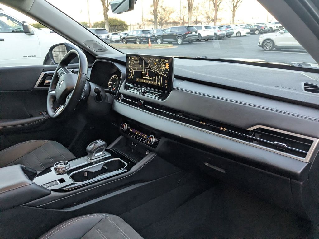 Thumbnail: 2025 Mitsubishi Outlander - 31