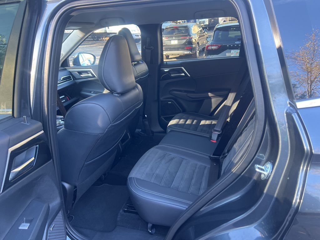 Thumbnail: 2025 Mitsubishi Outlander - 7