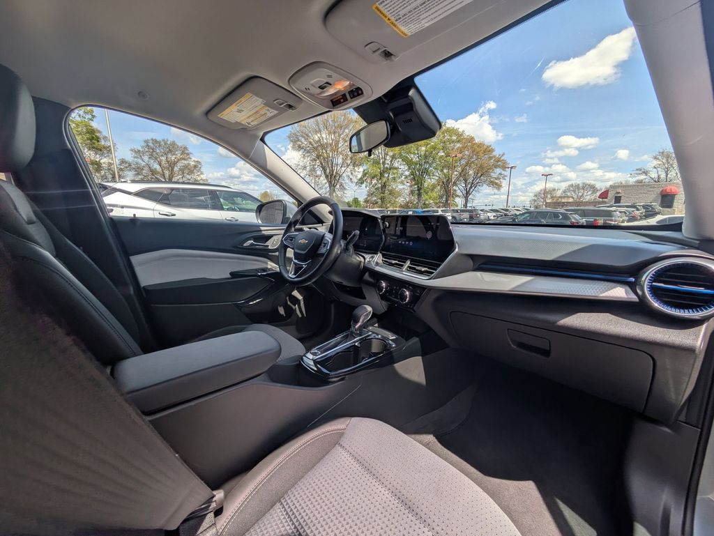 Thumbnail: 2025 Chevrolet Trax - 30