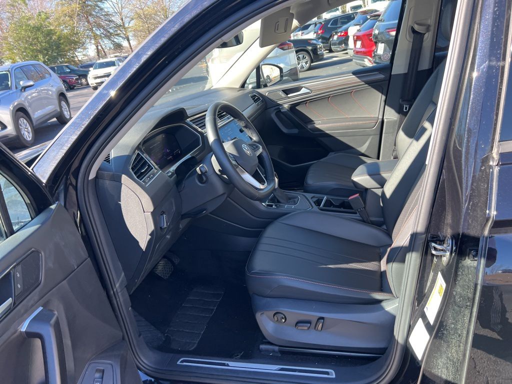 Thumbnail: 2024 Volkswagen Tiguan - 9