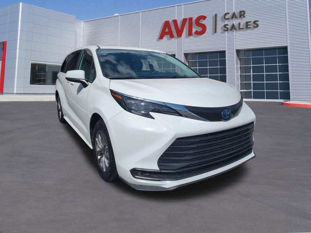 Thumbnail: 2025 Toyota Sienna - 3