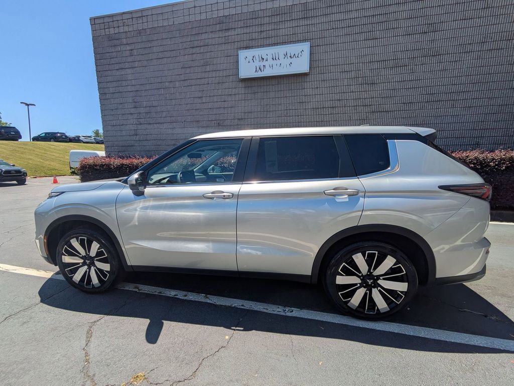 Thumbnail: 2025 Mitsubishi Outlander - 10