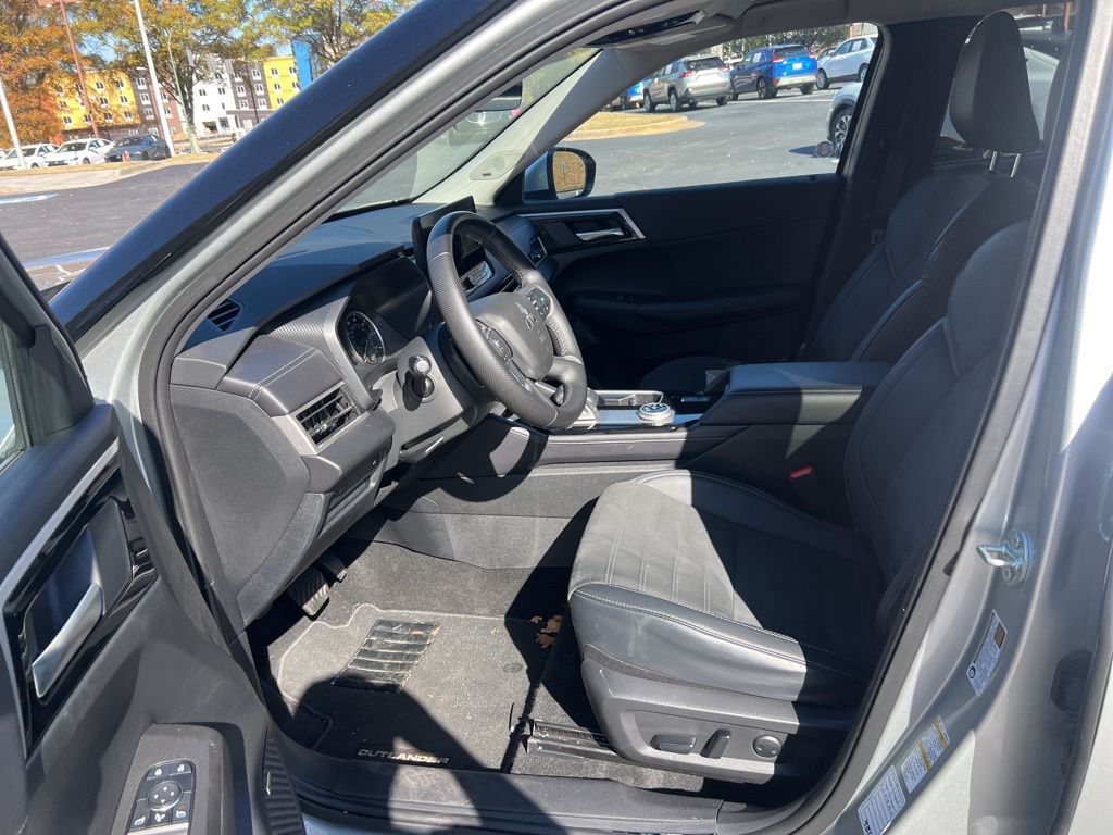 Thumbnail: 2025 Mitsubishi Outlander - 6