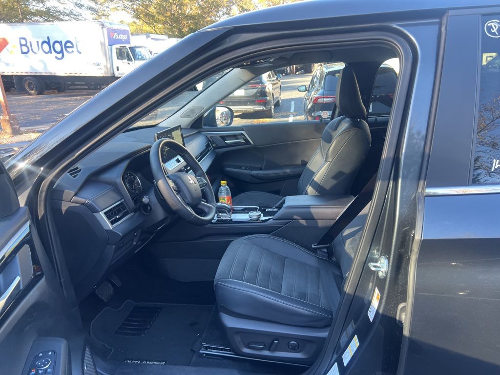 Thumbnail: 2025 Mitsubishi Outlander - 6