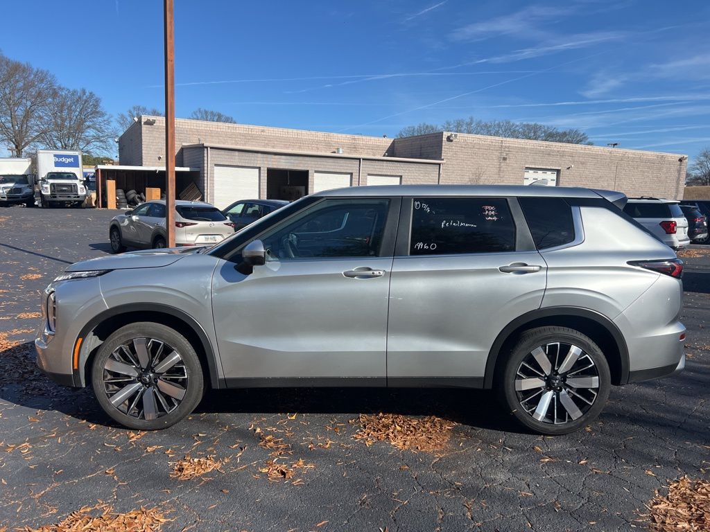 Thumbnail: 2025 Mitsubishi Outlander - 7