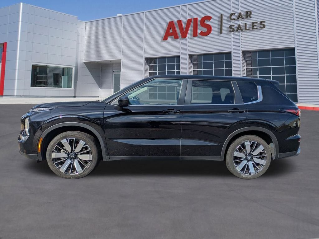 Thumbnail: 2025 Mitsubishi Outlander - 10