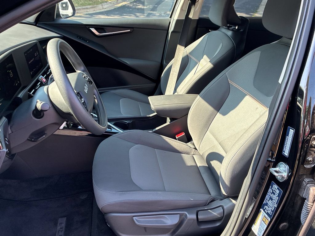 Thumbnail: 2025 Kia Niro - 24