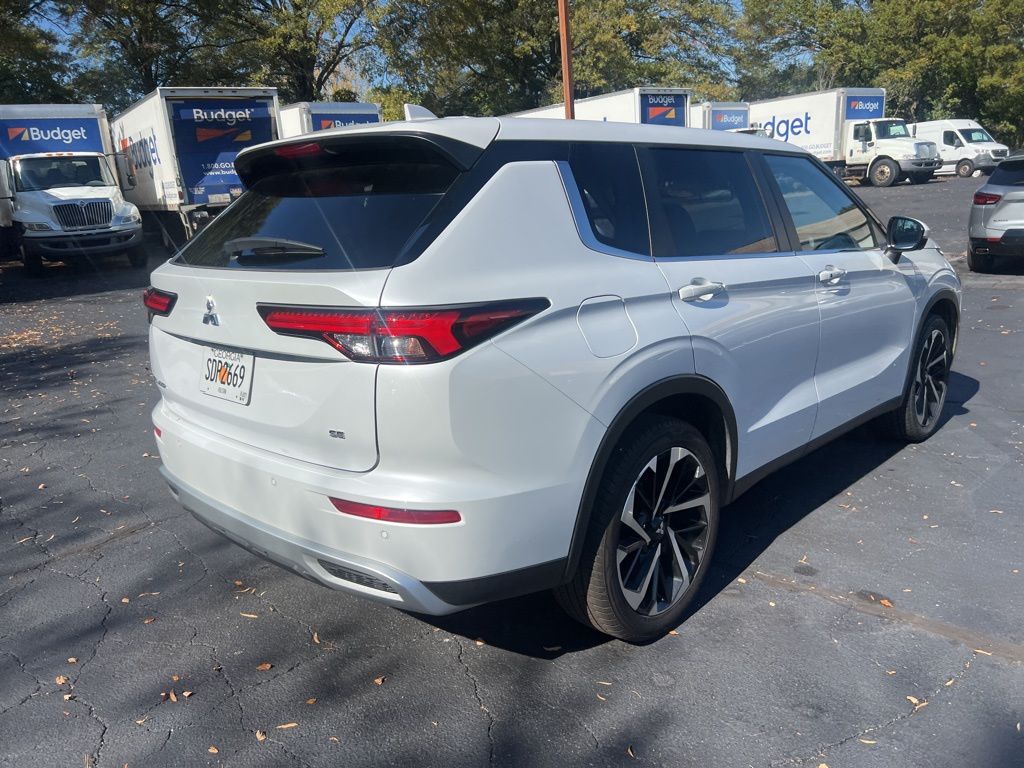 Thumbnail: 2024 Mitsubishi Outlander - 11