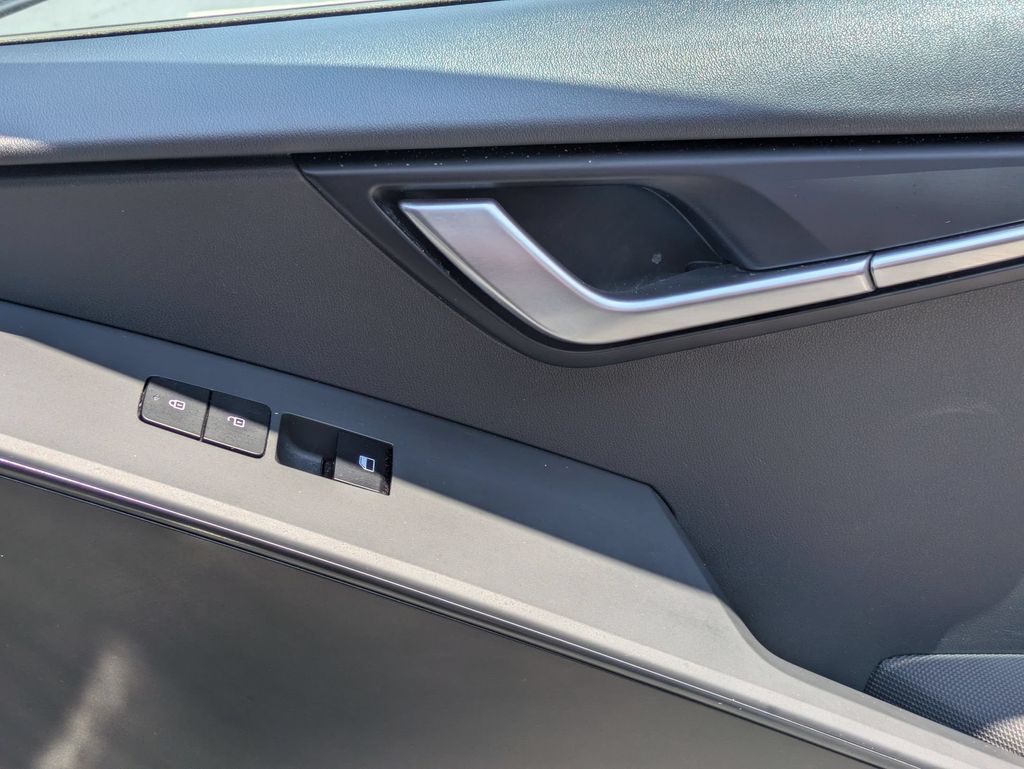 Thumbnail: 2025 Kia Niro - 31