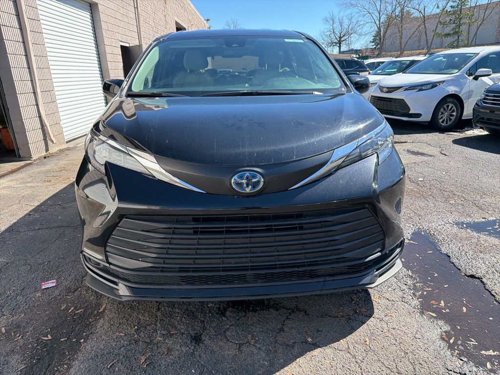 Thumbnail: 2025 Toyota Sienna - 2