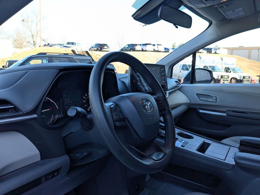 Thumbnail: 2024 Toyota Sienna - 11
