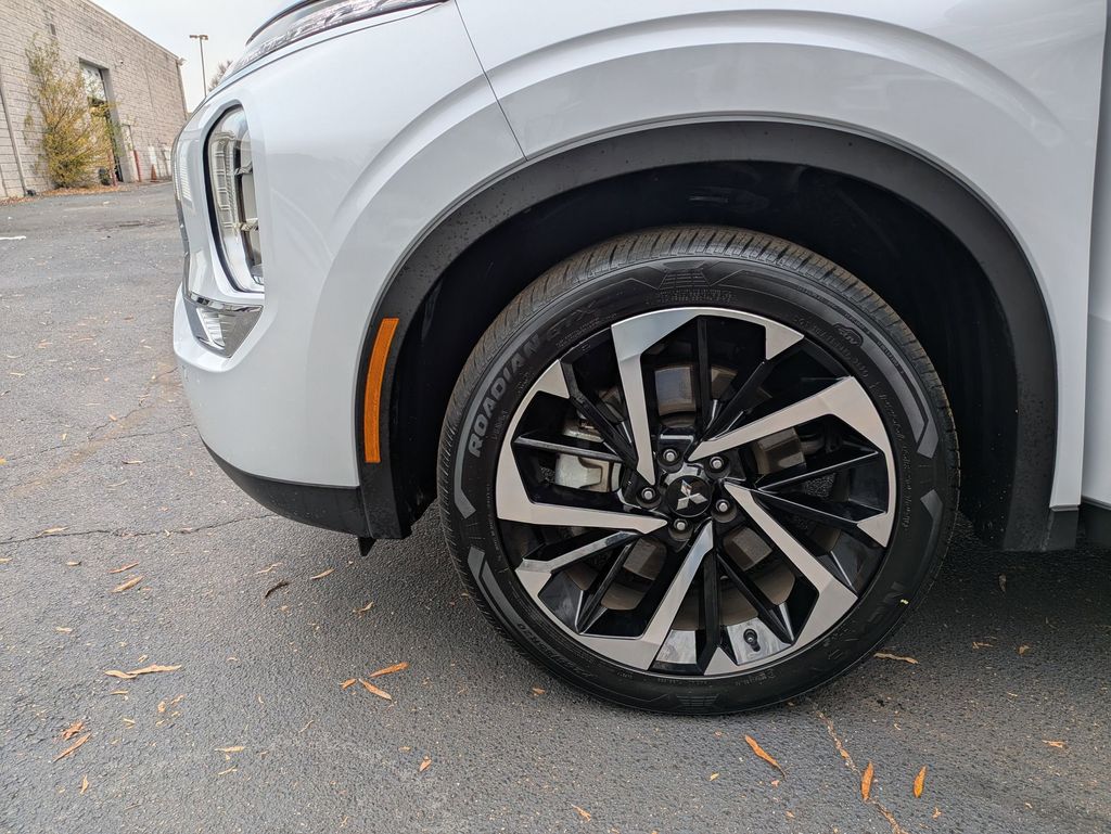 Thumbnail: 2024 Mitsubishi Outlander - 31