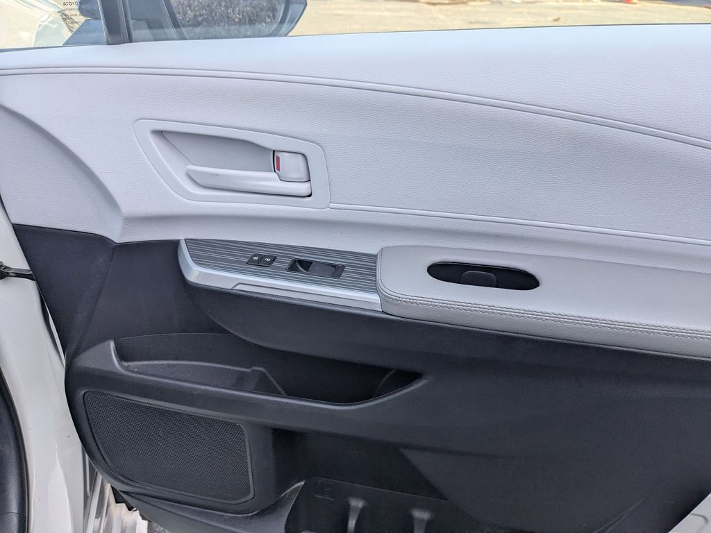 Thumbnail: 2025 Toyota Sienna - 31