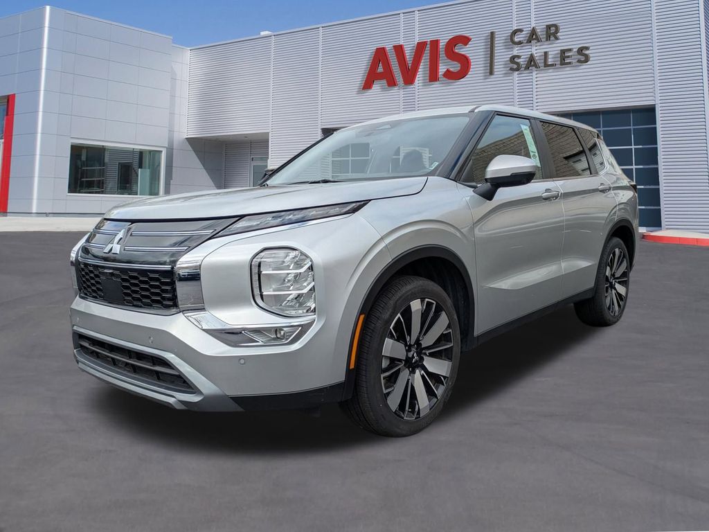 2025 Mitsubishi Outlander SE's photo