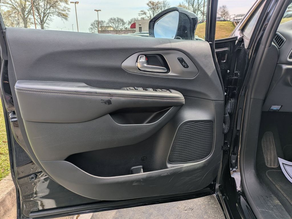 Thumbnail: 2025 Chrysler Pacifica - 11