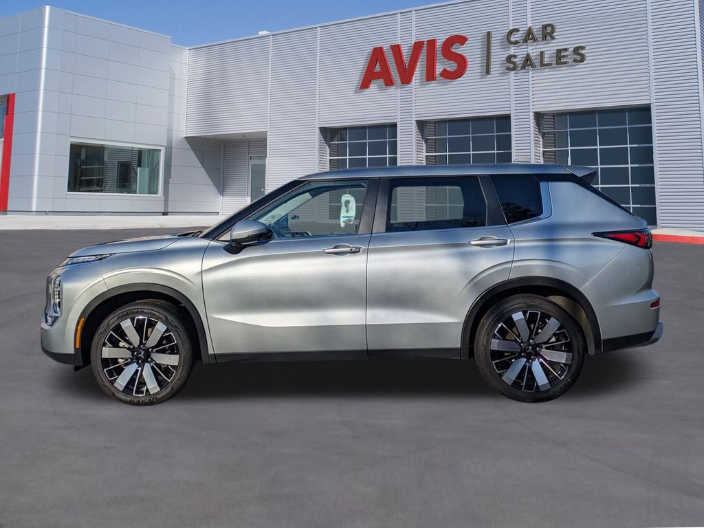 Thumbnail: 2025 Mitsubishi Outlander - 10