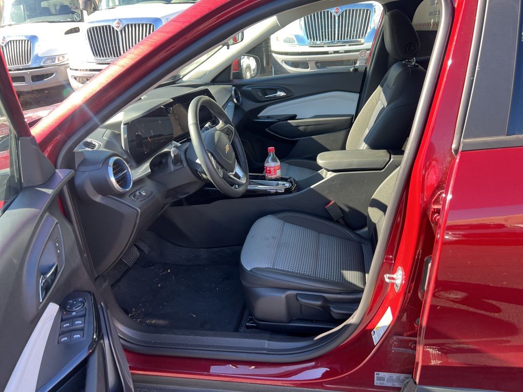 Thumbnail: 2025 Chevrolet Trax - 10