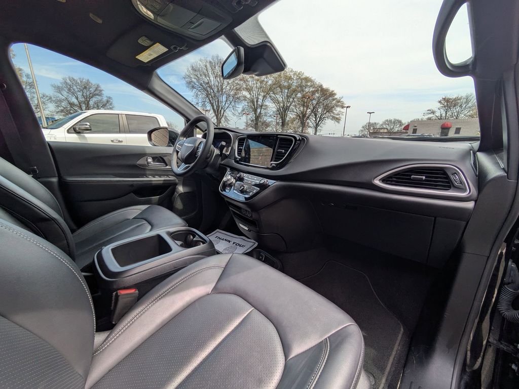 Thumbnail: 2025 Chrysler Pacifica - 31