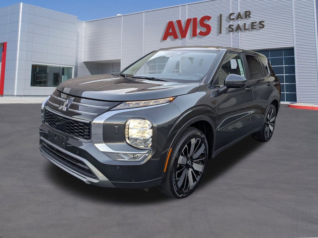 2025 Mitsubishi Outlander SE's photo