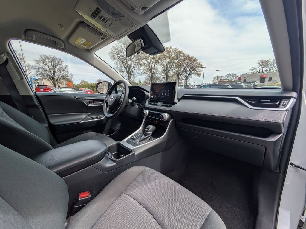 Thumbnail: 2025 Toyota RAV4 - 33