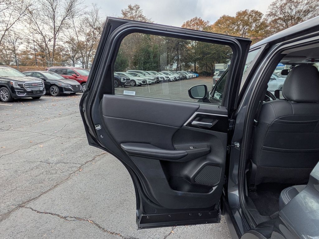 Thumbnail: 2024 Mitsubishi Outlander - 25