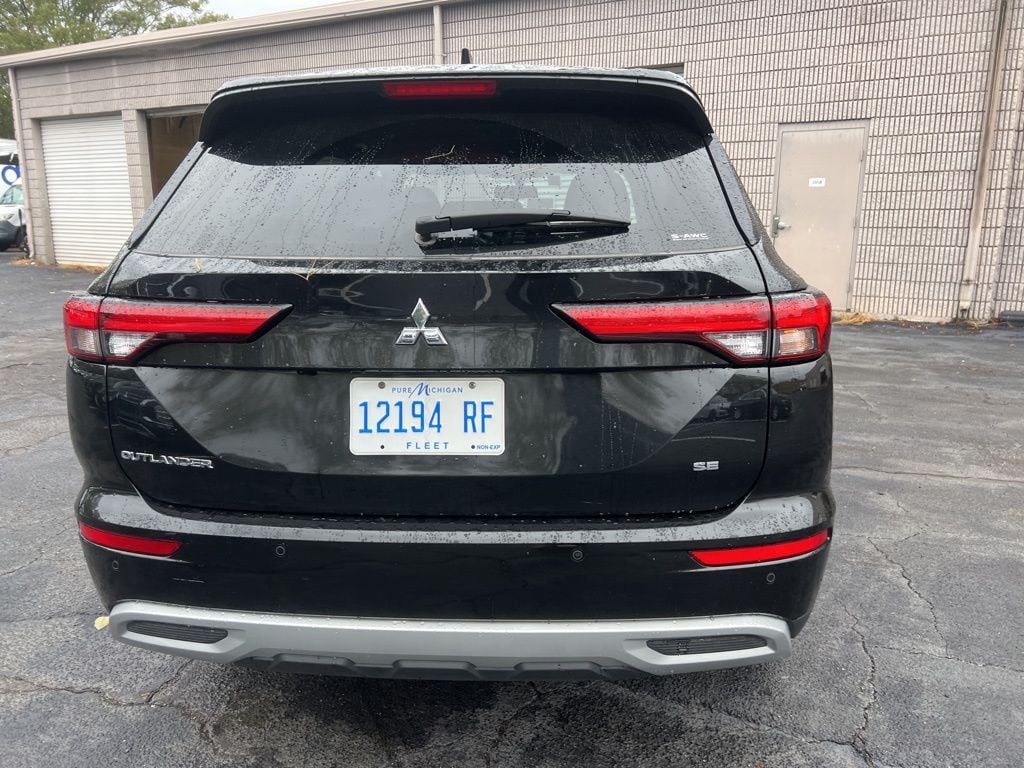 Thumbnail: 2024 Mitsubishi Outlander - 11