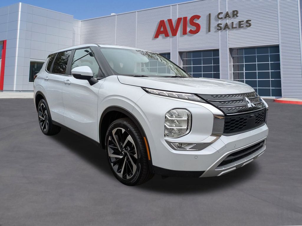 Thumbnail: 2024 Mitsubishi Outlander - 3