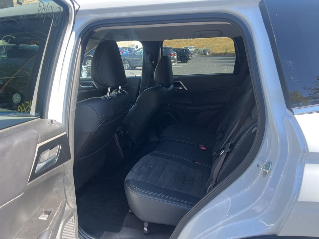 Thumbnail: 2024 Mitsubishi Outlander - 8