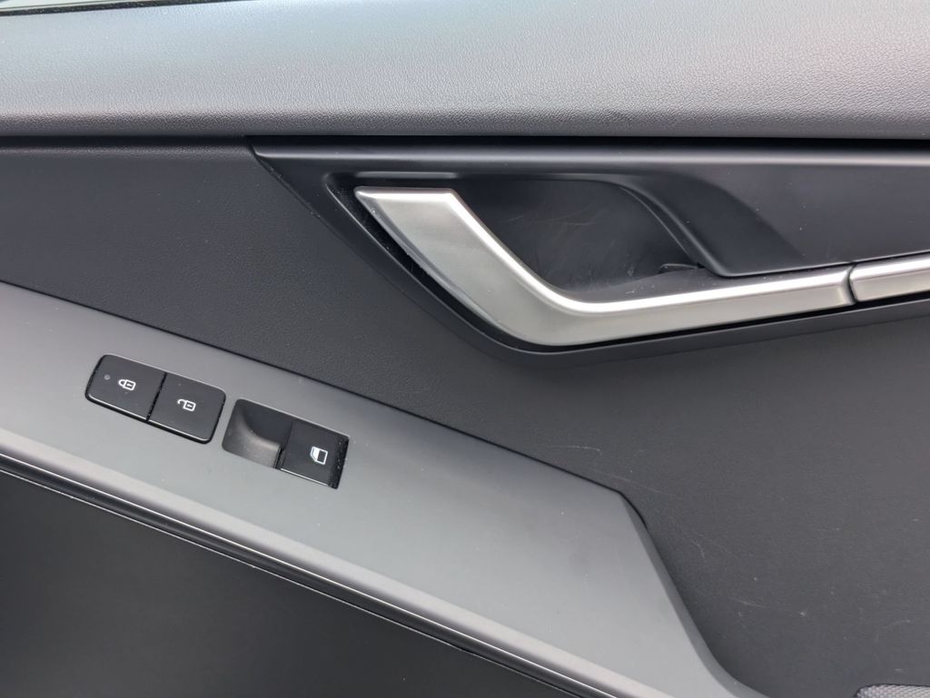 Thumbnail: 2025 Kia Niro - 33