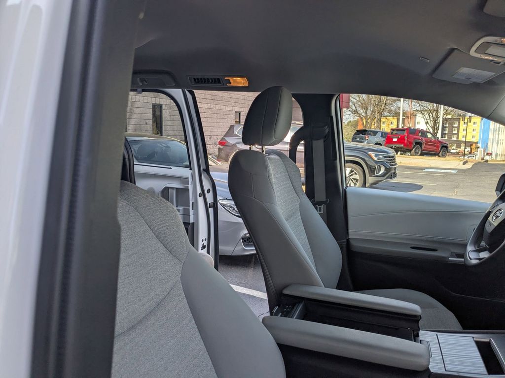 Thumbnail: 2025 Toyota Sienna - 29