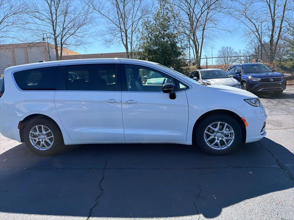 Thumbnail: 2025 Chrysler Pacifica - 4