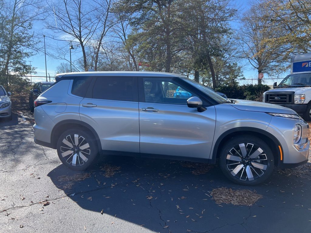 Thumbnail: 2025 Mitsubishi Outlander - 9