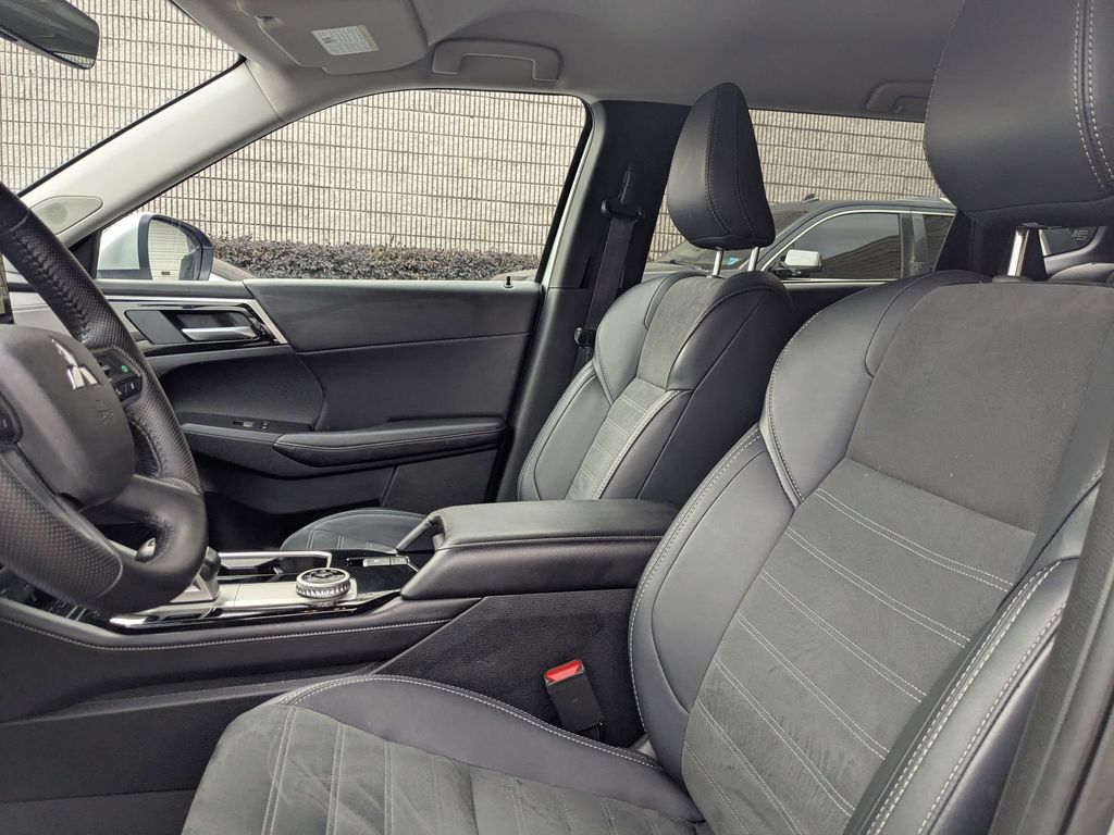 Thumbnail: 2025 Mitsubishi Outlander - 21