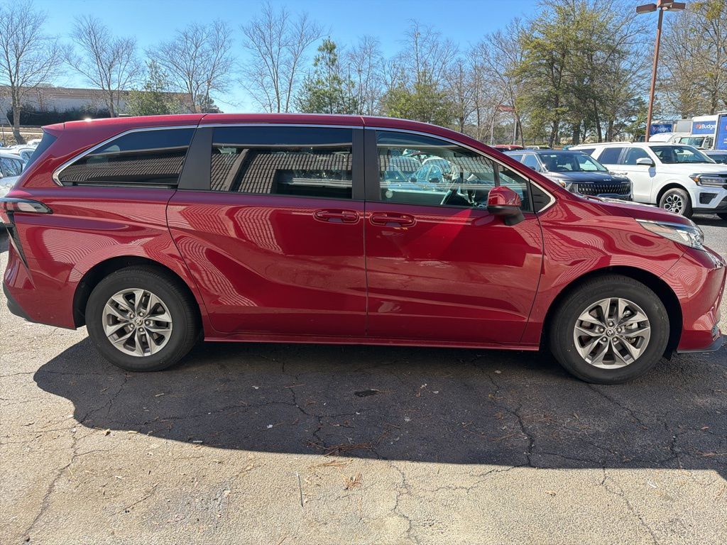 Thumbnail: 2025 Toyota Sienna - 4