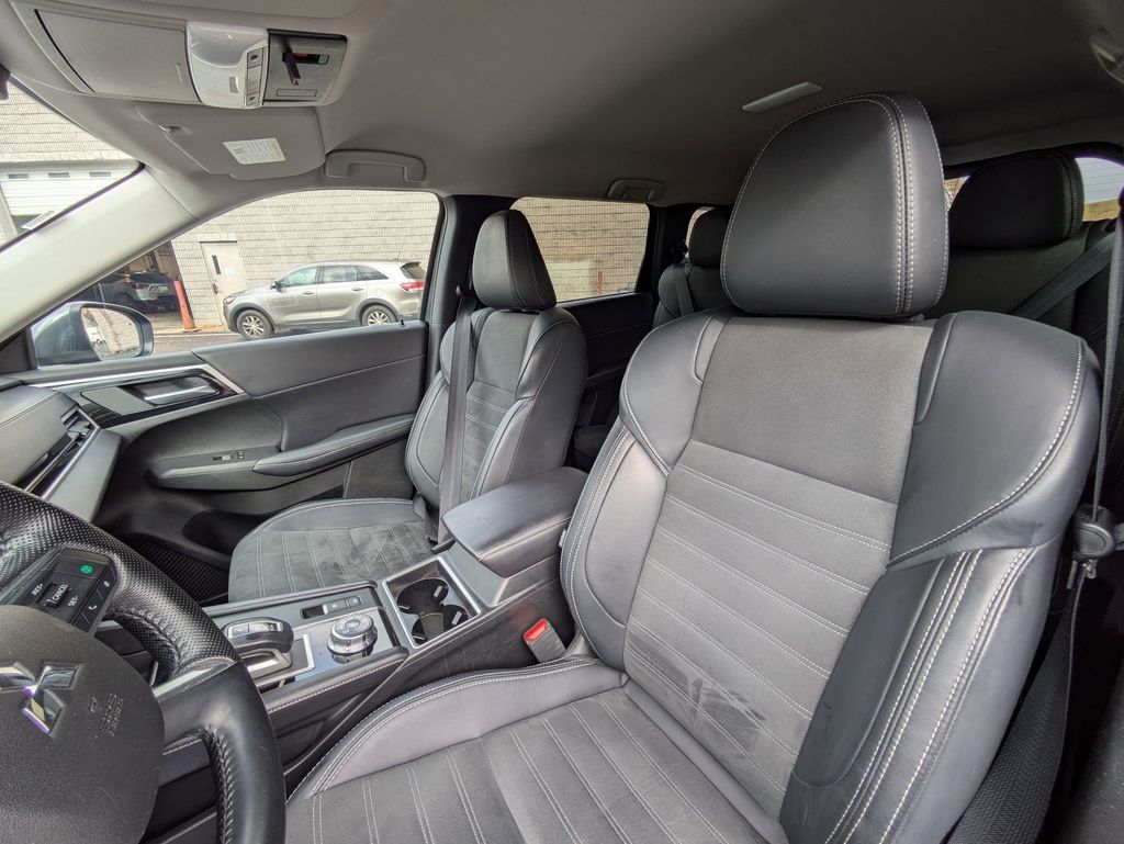 Thumbnail: 2024 Mitsubishi Outlander - 24