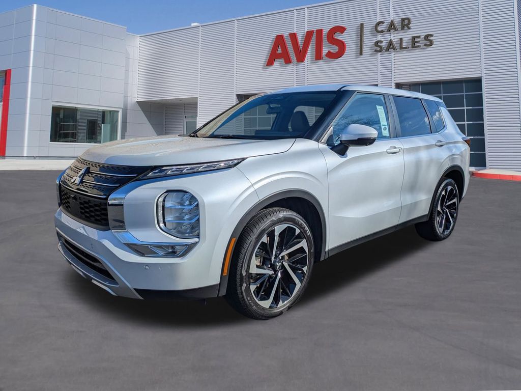 2024 Mitsubishi Outlander SE's photo