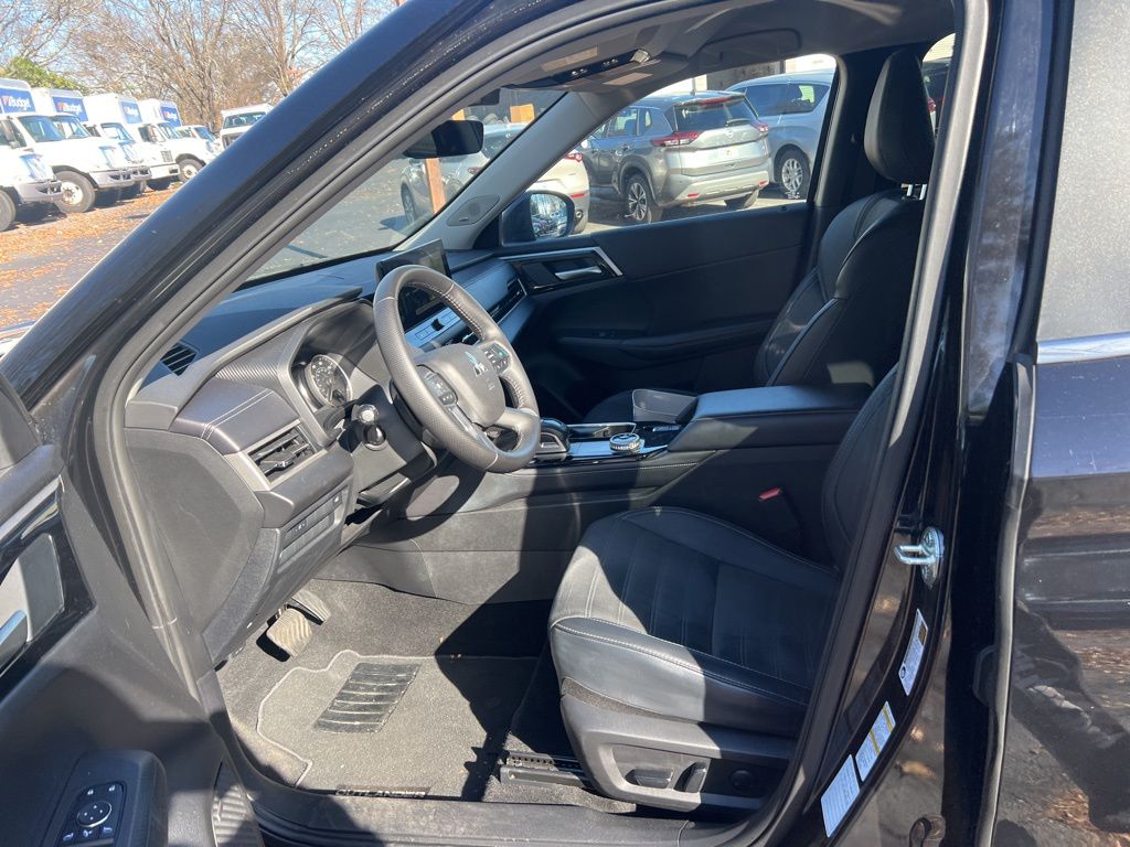 Thumbnail: 2025 Mitsubishi Outlander - 4