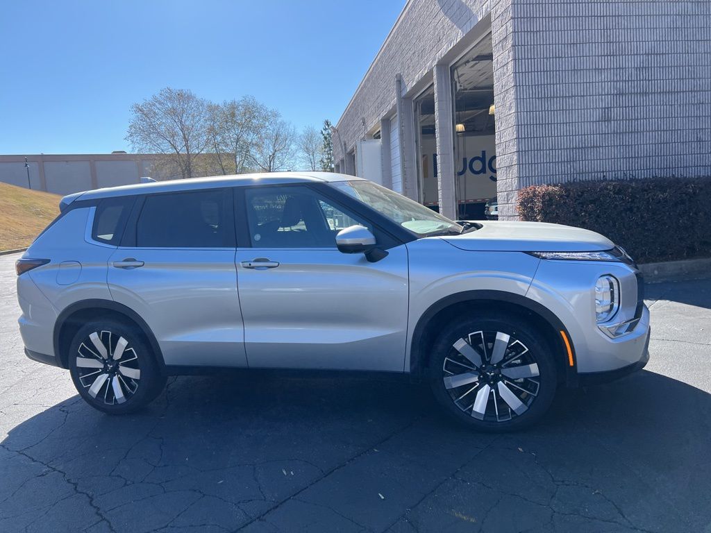 Thumbnail: 2025 Mitsubishi Outlander - 10