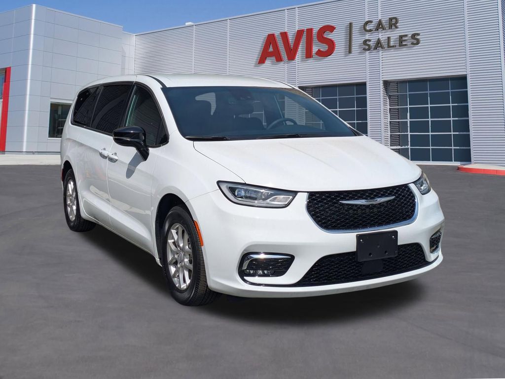 Thumbnail: 2025 Chrysler Pacifica - 3