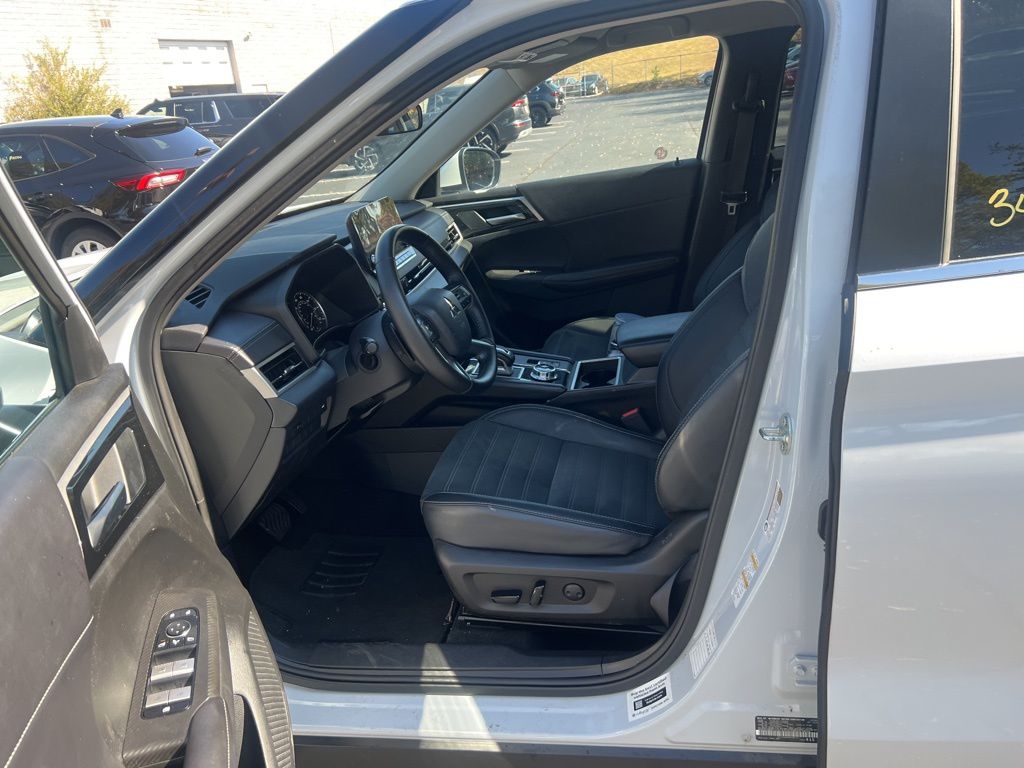 Thumbnail: 2024 Mitsubishi Outlander - 7