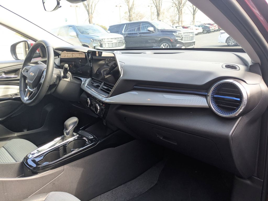 Thumbnail: 2025 Chevrolet Trax - 31