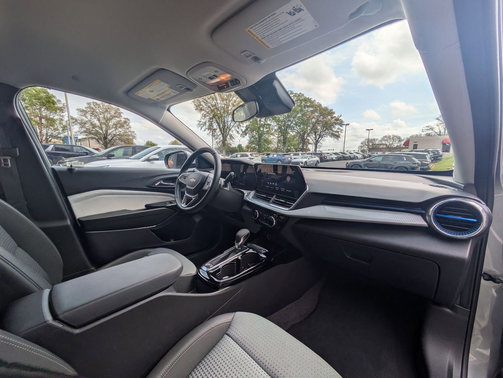 Thumbnail: 2025 Chevrolet Trax - 30