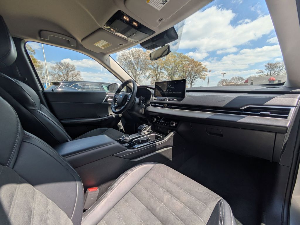 Thumbnail: 2025 Mitsubishi Outlander - 32