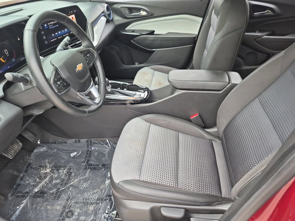 2025 Chevrolet Trax LT - Photo 24