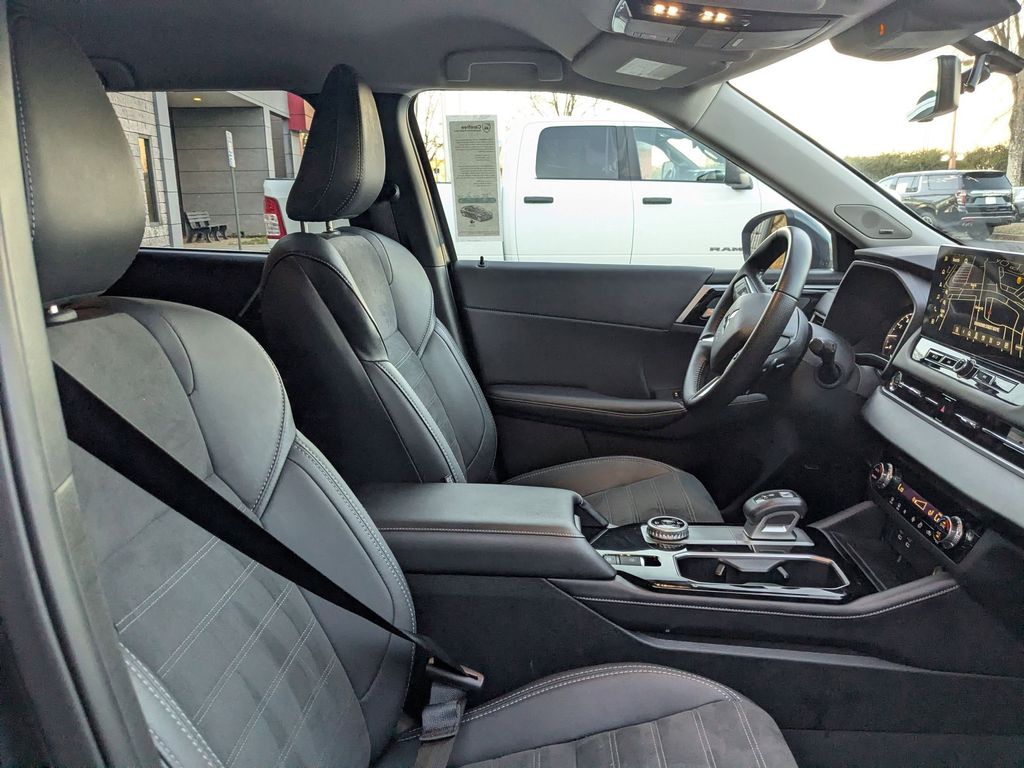 Thumbnail: 2025 Mitsubishi Outlander - 30