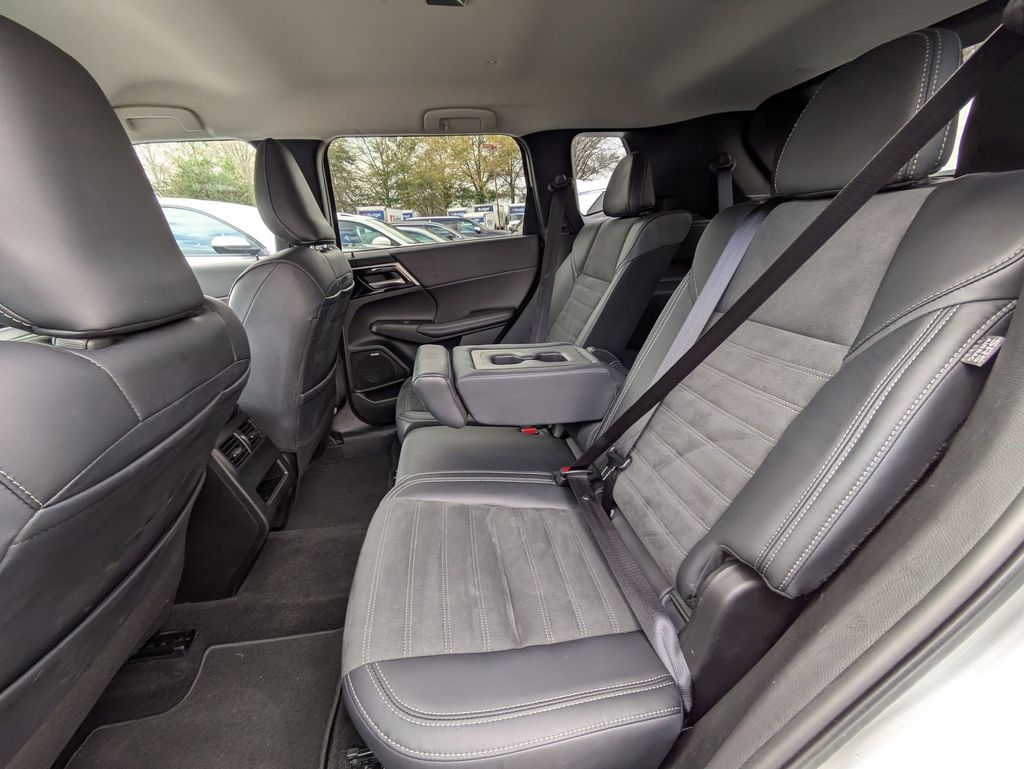 Thumbnail: 2025 Mitsubishi Outlander - 26