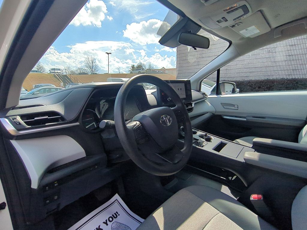 Thumbnail: 2025 Toyota Sienna - 15